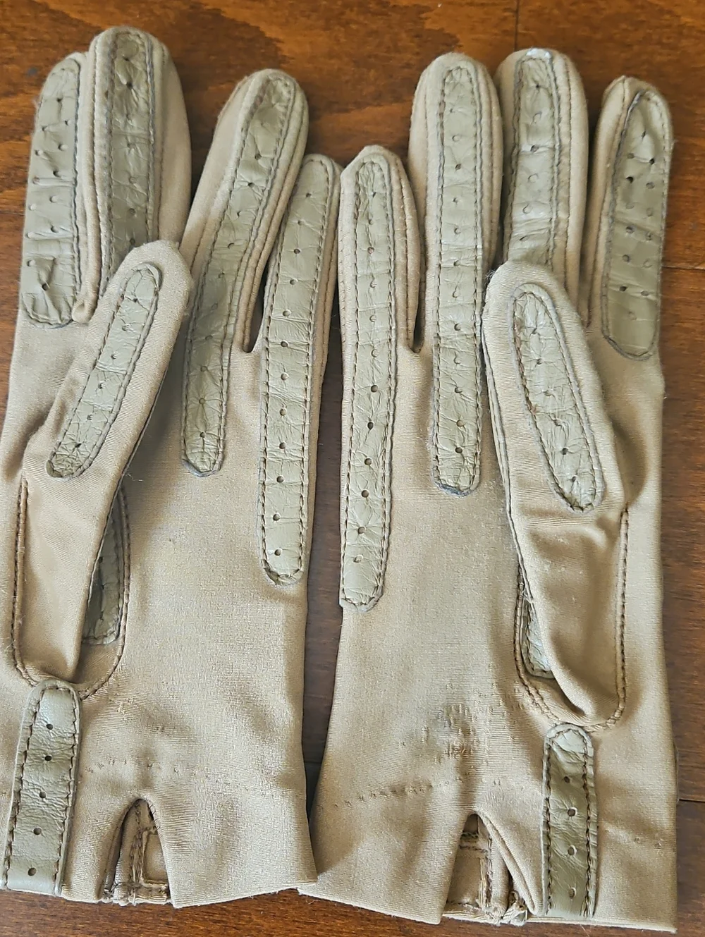 Vintage Isotoner Tan Driving Gloves Stretch Nylon Spandex One Size 9" x 3 ½" - Picture 4 of 9